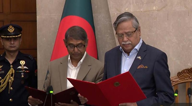 নতুন মন্ত্রী হিসেবে শপথ নিলেন আহমেদ আযম খান