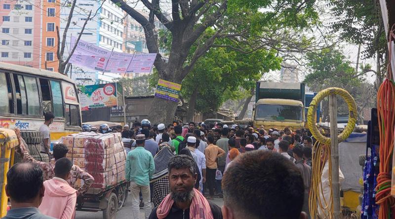 নারায়ণগঞ্জে পোশাক শ্রমিকদের সড়ক অবরোধ, বেতন-বোনাস দাবি