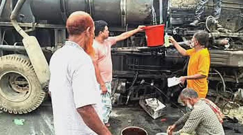 টাঙ্গাইলে মহাসড়কে উল্টে গেল কাভার্ডভ্যান, ঝরতে থাকা ডিজেল নিতে ভিড় স্থানীয়দের