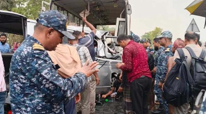 বাগেরহাটের মোংলায় বাস-মাইক্রোবাস সংঘর্ষে ১২ জন নিহত