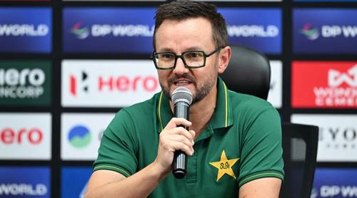 বাংলাদেশের কাছে হারের পর পাকিস্তান কোচকে বরখাস্তের দাবি