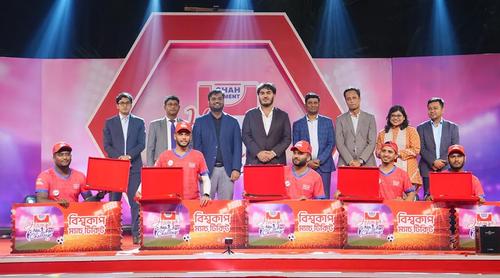 ফুটবল বিশ্বকাপে বাংলাদেশের পতাকা নিয়ে যাচ্ছে হামজার সেরা ফ্যানরা