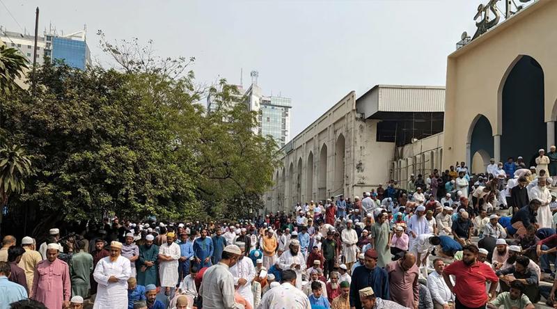 রোজার চতুর্থ জুমায় বায়তুল মোকাররমে মুসল্লিদের ঢল