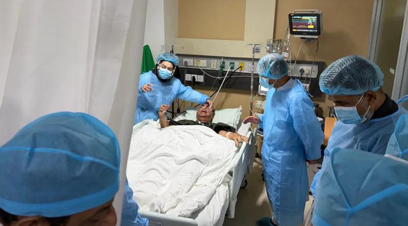 অসুস্থ মির্জা আব্বাসকে দেখতে হাসপাতালে গেলেন প্রধানমন্ত্রী তারেক রহমান