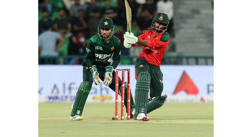 ৩ উইকেট হারিয়ে শুরুতেই চাপের মুখে বাংলাদেশ