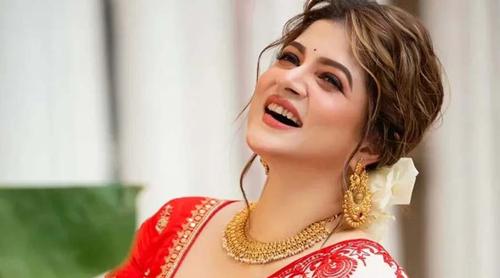 সব কথা গায়ে মাখলে মানসিক শান্তি নষ্ট হয় : শ্রাবন্তী