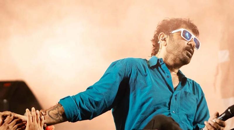 শোয়ের মাঝেই মঞ্চ থেকে নামিয়ে দেওয়া হল শিলাজিৎকে!