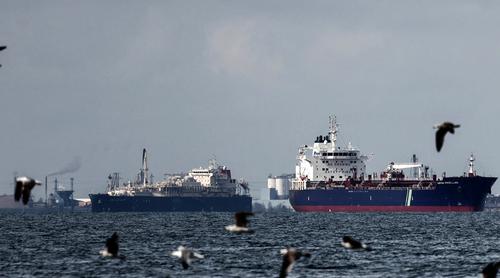 ডলারের আধিপত্য কমাতে ইউয়ানে তেল পরিবহন করতে চায় ইরান