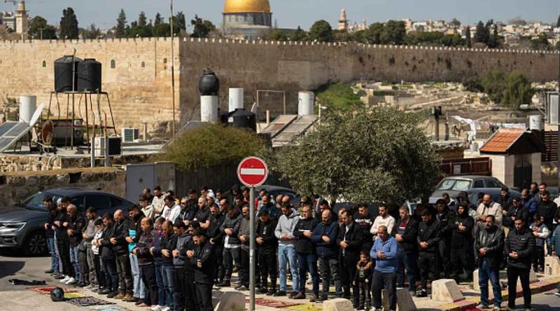 রাস্তায় নামাজ পড়তে বাধ্য হচ্ছেন হাজার হাজার ফিলিস্তিনি