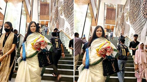 আড়ংয়ে ফ্রি ব্যাগ না পেয়ে ক্ষুব্ধ রুমিন ফারহানা, হাতে কাপড় নিয়ে শোরুম ত্যাগ