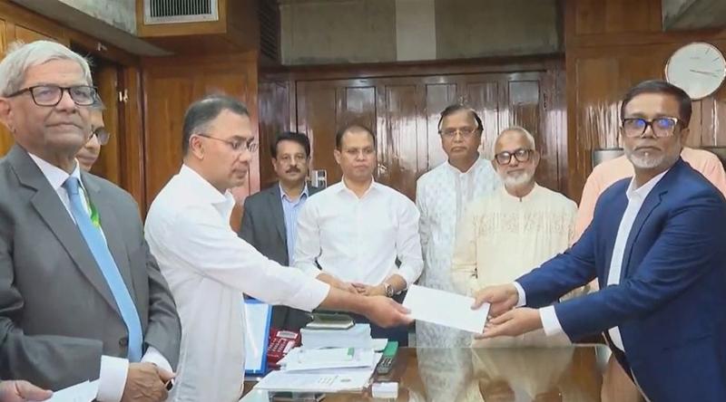 সিটি করপোরশনের প্রত্যেক পরিচ্ছন্নতাকর্মীকে ঈদ উপহার দিলেন প্রধানমন্ত্রী