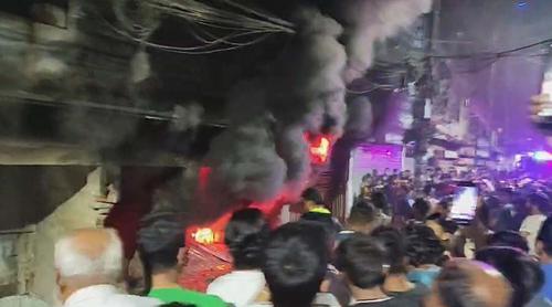 মিরপুরে শাড়ির গোডাউনে আগুন