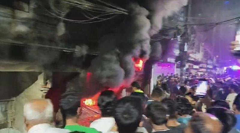 মিরপুরে শাড়ির গোডাউনে আগুন
