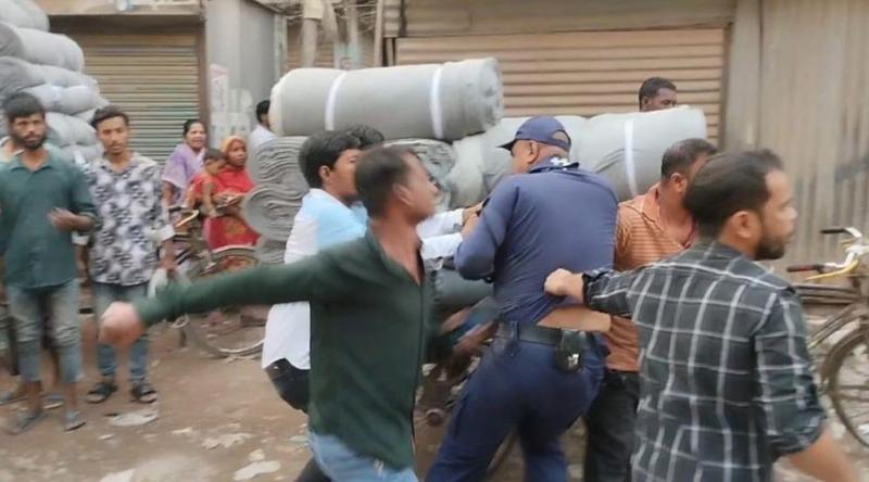 নারায়ণগঞ্জে দুই পুলিশকে মারধর, আটক ২