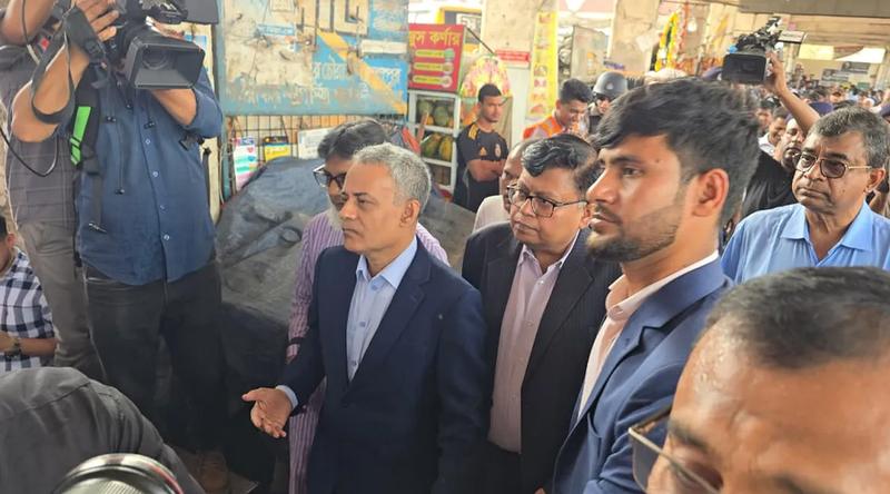 নির্ধারিত ভাড়ার বেশি নেওয়ার নজির নেই, মালিকরা খুশিতেই কম নিচ্ছেন: বাস টার্মিনাল পরিদর্শনে সড়কমন্ত্রী