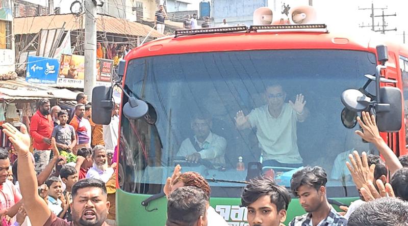 প্রধানমন্ত্রী তারেক রহমানকে একনজর দেখতে রাস্তায় মানুষের ঢল