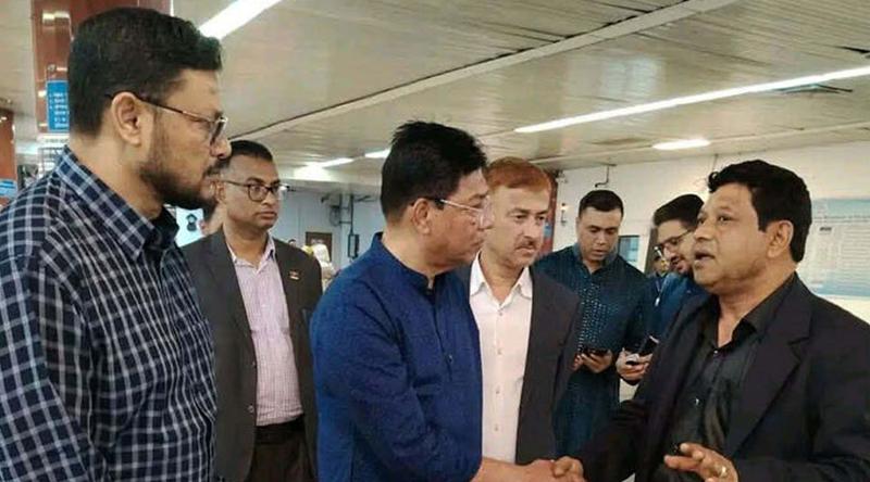 মধ্যরাতে শাহজালাল বিমানবন্দরে আকস্মিক পরিদর্শনে বিমান প্রতিমন্ত্রী