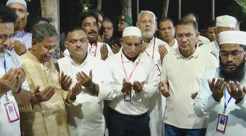 দিনাজপুরে নানা-নানি ও খালার কবর জিয়ারত করলেন প্রধানমন্ত্রী