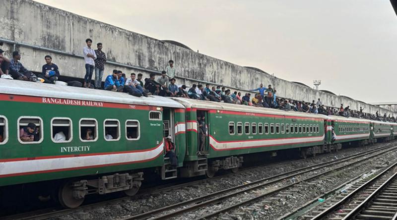 ঈদযাত্রায় ঘরমুখো মানুষের ঢল, সিট না পেয়ে ছাদে-গেটে ঝুলে ঢাকা ছাড়ছেন অনেকে