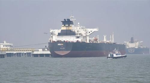 আমিরাতের প্রধান বন্দরের কাছে ট্যাঙ্কার জাহাজে হামলা