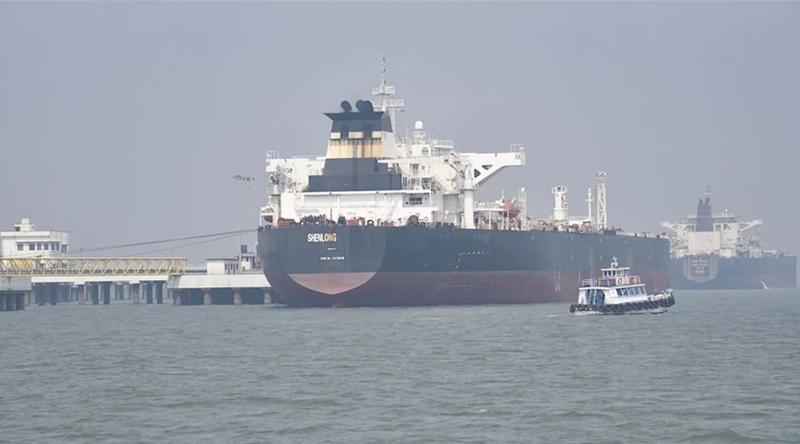 আমিরাতের প্রধান বন্দরের কাছে ট্যাঙ্কার জাহাজে হামলা