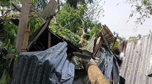 গাইবান্ধায় আকস্মিক ঝড়ে ৫ শতাধিক ঘর লন্ডভন্ড