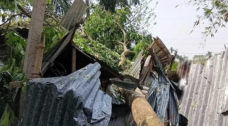 গাইবান্ধায় আকস্মিক ঝড়ে ৫ শতাধিক ঘর লন্ডভন্ড