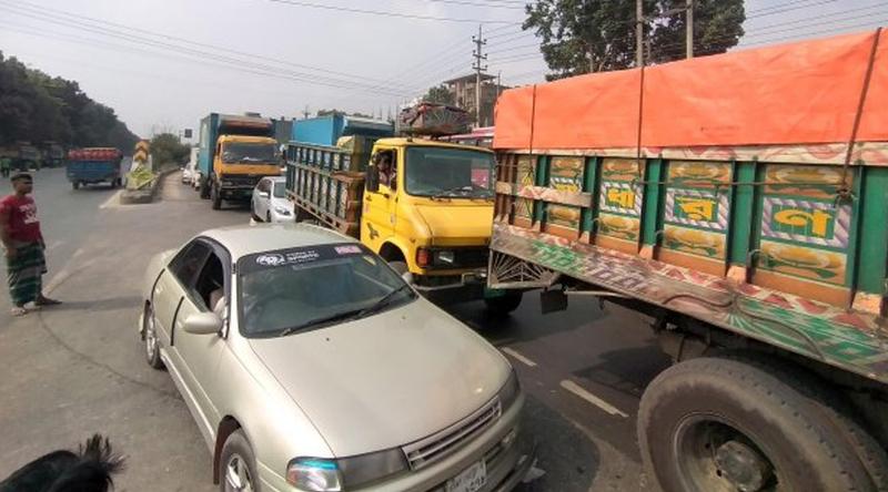 গাজীপুরে ঢাকা-ময়মনসিংহ মহাসড়কে যানবাহনের চাপ বাড়ছে