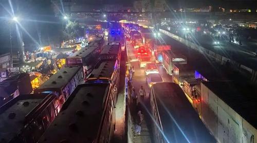 চন্দ্রা টার্মিনালে যাত্রী ও যানবাহনের চাপ, ১০ কিলোমিটার যানজট