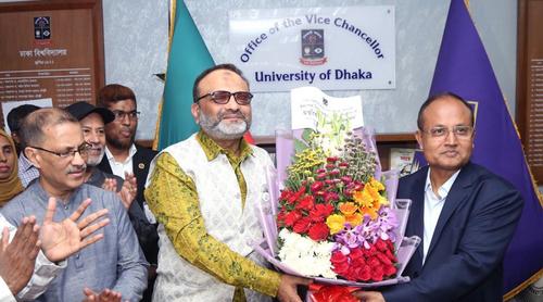 ঢাবির নতুন উপাচার্য হিসেবে যোগদান করেছেন ড. এ বি এম ওবায়দুল ইসলাম