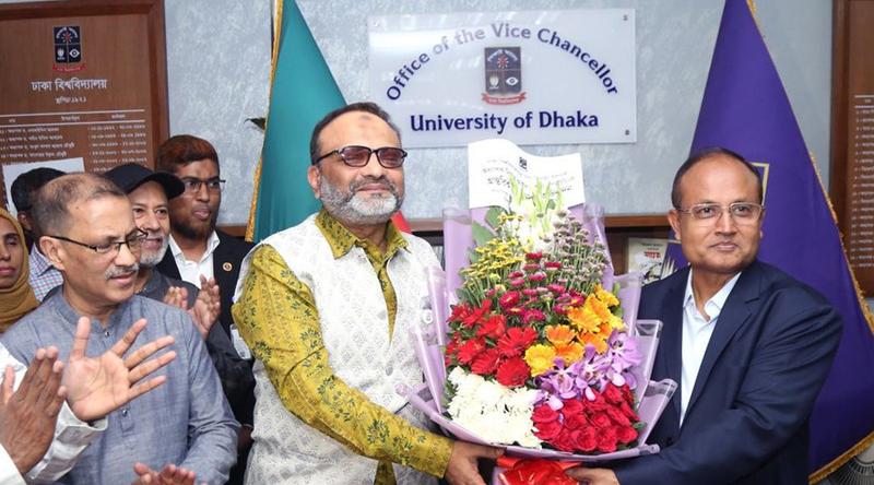 ঢাবির নতুন উপাচার্য হিসেবে যোগদান করেছেন ড. এ বি এম ওবায়দুল ইসলাম