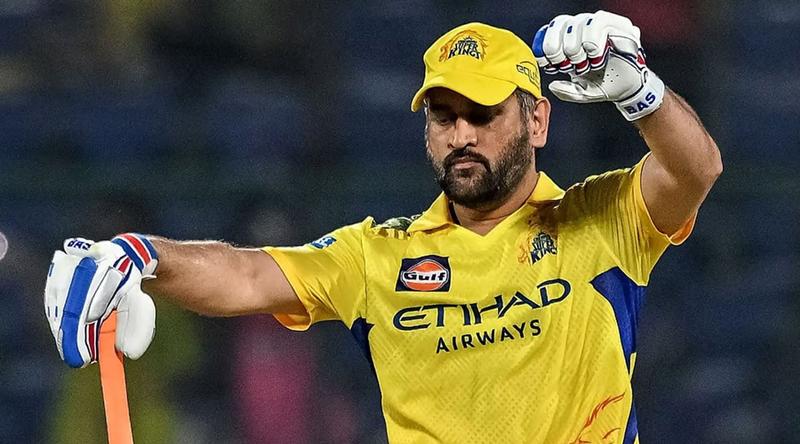 পুষ্টিবিদ-ট্রেইনার নয়, ধোনির সঙ্গে থাকেন একজন ‘হুক্কাওয়ালা’