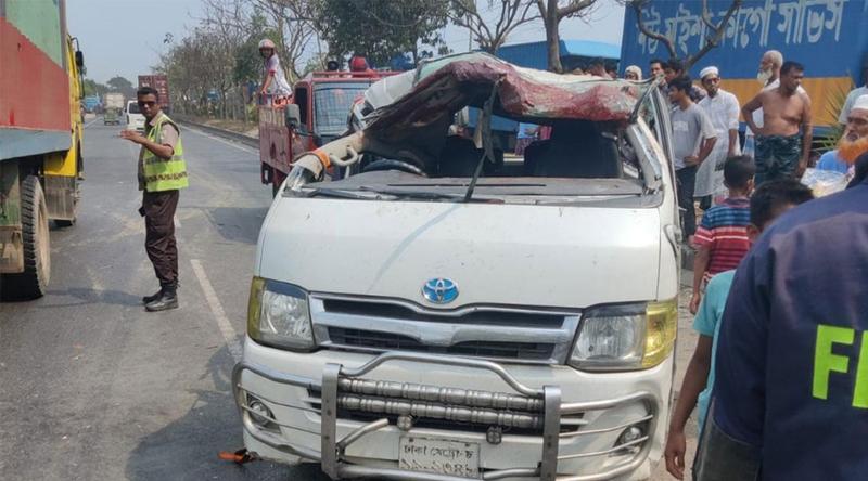 মাইক্রোবাসে বাসের ধাক্কা, ঢাকা-চট্টগ্রাম মহাসড়কে ৩ কিলোমিটার যানজট