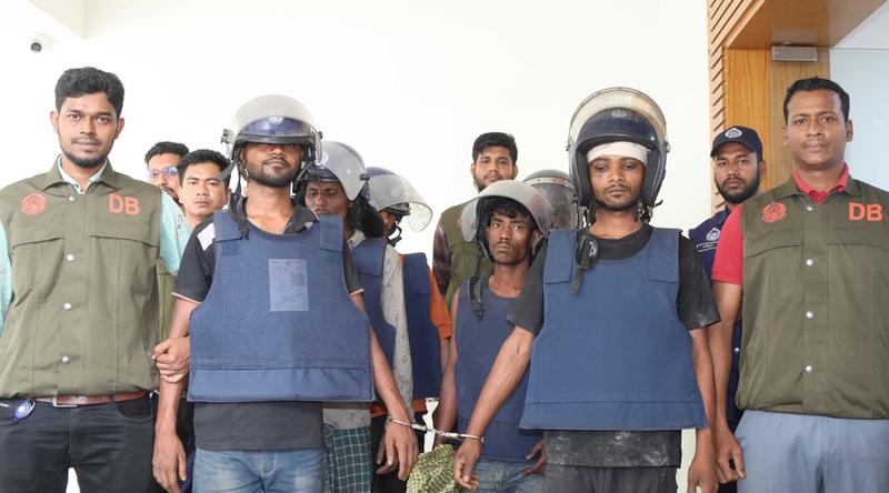 সিলেট থেকে এসে চট্টগ্রামে ডাকাতি, লুণ্ঠিত মালামালসহ গ্রেপ্তার ৯