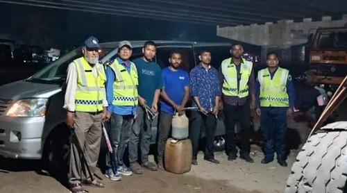 মহাসড়কে বিকল যানবাহনে ফ্রি মেরামত ও জ্বালানি দিচ্ছে পুলিশ