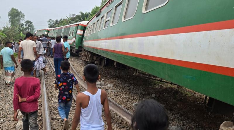 চালকের অবহেলায় ৯ বগি লাইনচ্যুত, সহকারী স্টেশন মাস্টার বরখাস্ত