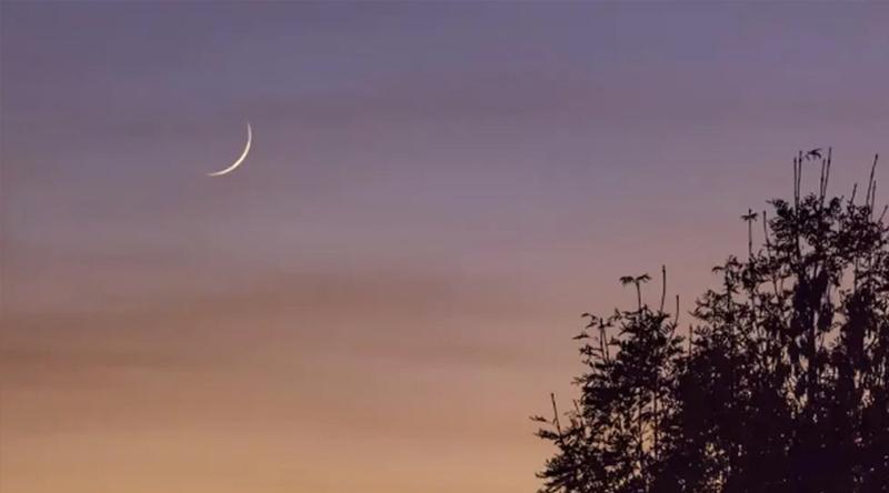 দুপুরেই আরব আমিরাতের আকাশে দেখা গেল শাওয়ালের চাঁদ