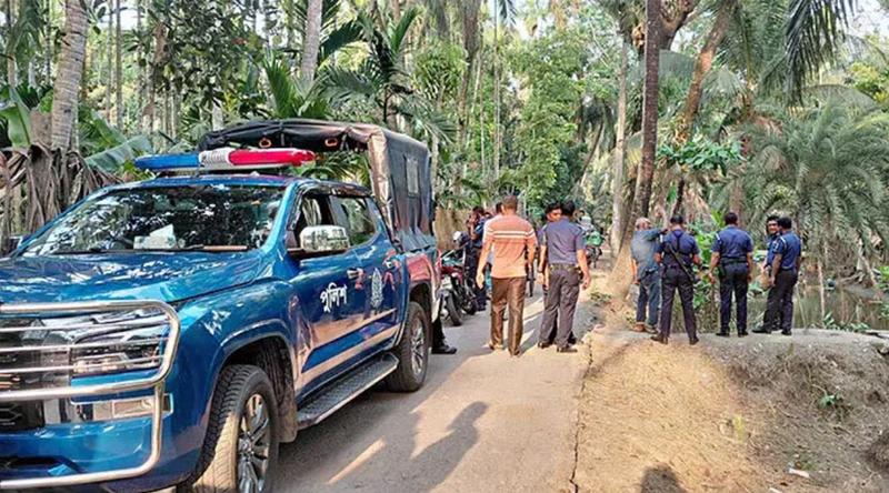 পুলিশ সদস্যকে কুপিয়ে আসামি ছিনতাই