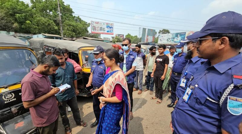 রাজবাড়ীতে ইউএনওকে যাত্রী ভেবে অতিরিক্ত ভাড়া দাবি করলেন মহেন্দ্র চালক