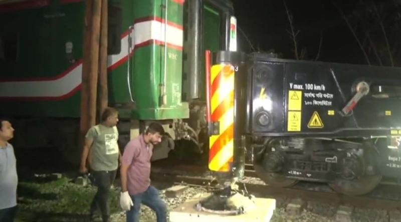 রেললাইনে কাজের কারণে টানানো ছিল লাল পতাকা, খেয়াল না করায় দুর্ঘটনা