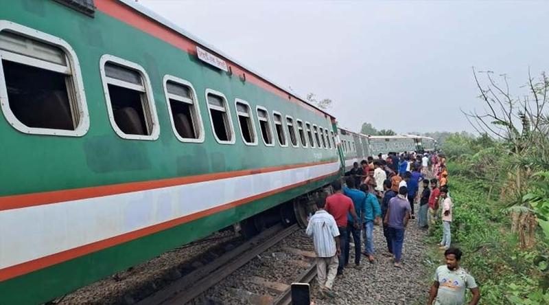 আপাতত ট্রেন বদলে গন্তব্যে পৌঁছাবেন উত্তরের পাঁচ জেলার যাত্রী