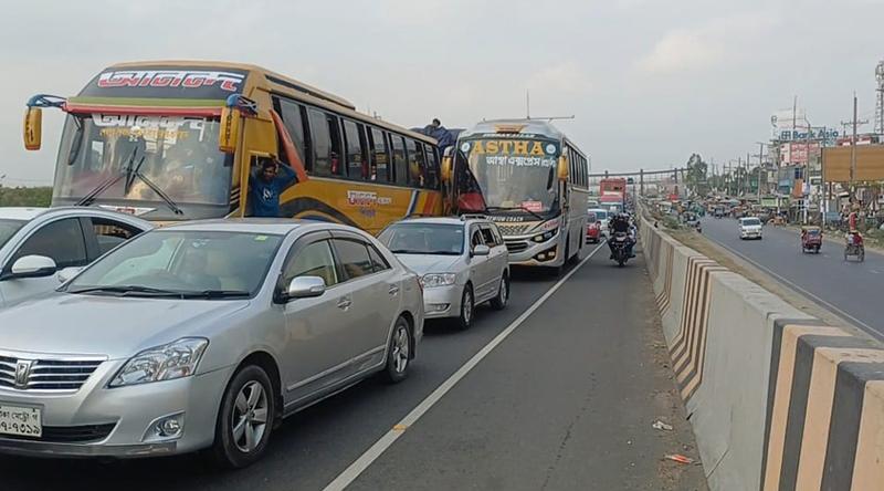ঢাকা-মাওয়া এক্সপ্রেসওয়েতে বিকল ট্রাকে মোটরসাইকেলের ধাক্কা