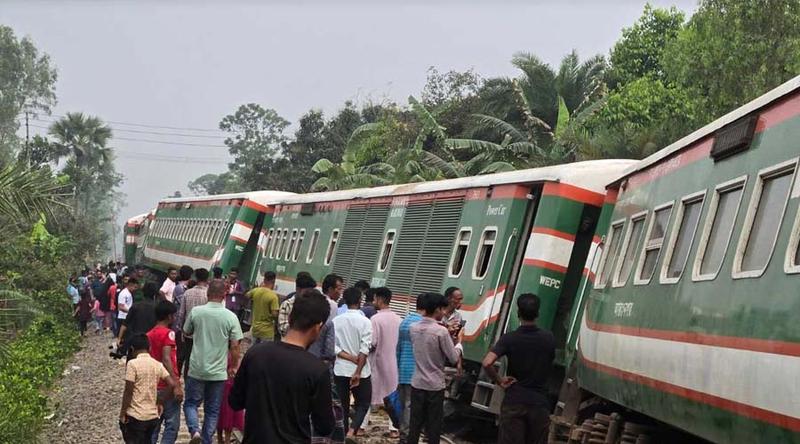 নীলসাগর এক্সপ্রেস লাইনচ্যুত, কুড়িগ্রাম ও দ্রুতযান পথে আটকে পড়ার শঙ্কা