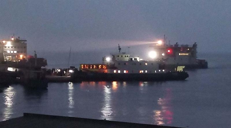 ঝোড়ো বাতাসে পাটুরিয়া-দৌলতদিয়া রুটে ফেরি চলাচল বন্ধ