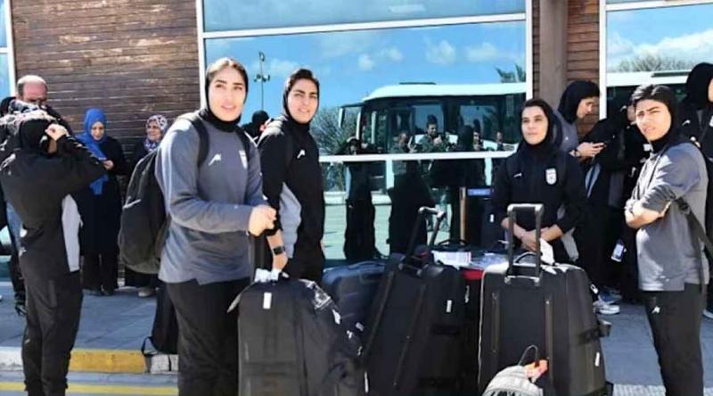 অবশেষে দেশের মাটিতে পা রেখেছেন ইরানের নারী ফুটবলাররা