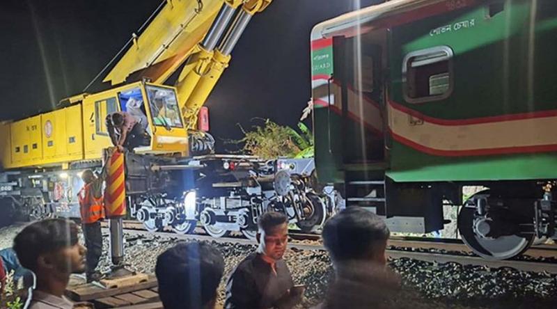 বগুড়ার সান্তাহারে নীলসাগর এক্সপ্রেস লাইনচ্যুত, যাত্রীদের জন্য বিকল্প ট্রেন