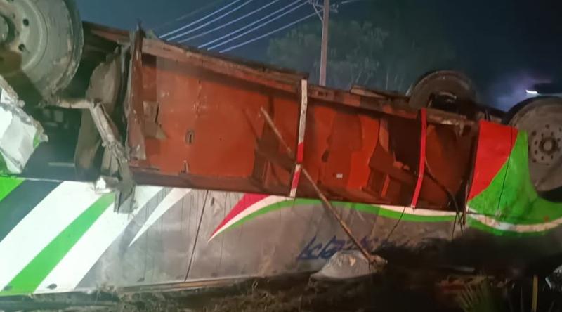 কুমিল্লায় যাত্রীবাহী বাস উল্টে আহত ১০