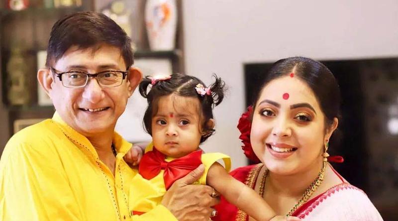 রাজনৈতিক বিতর্কের মাঝেই মেয়েকে নিয়ে শপিং মলে কাঞ্চন