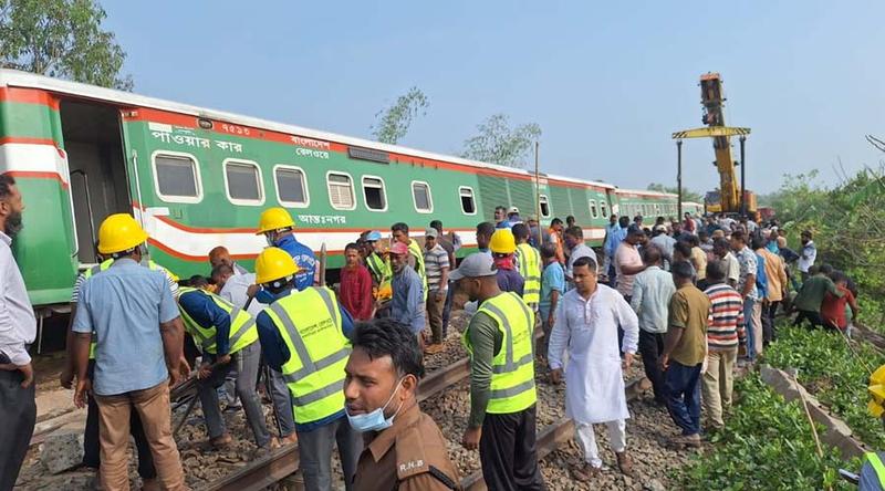 এখনও চলমান বাকি ৫টি বগির উদ্ধার কাজ, ট্রান্সশিপমেন্টে যাত্রী পারাপার