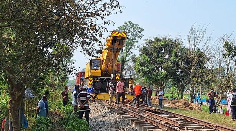 বগুড়ার সান্তাহারে নীলসাগর ট্রেনের বগি উদ্ধার সম্পন্ন, চলছে লাইন স্থাপনের কাজ